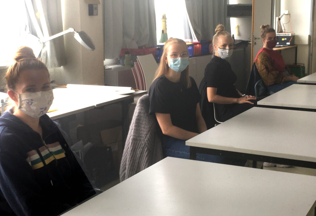Präsenz-Lehre in Zeiten von Corona - ungewöhnlich aber immerhin mit echten Menschen und coronagerechtem Abstand und Sozialkontakt.